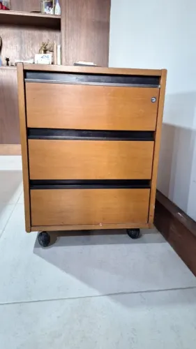Gaveteiro / Arquivo de Escritório com 3 Gavetas e Rodízios - R$ 350