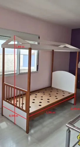 Cama de solteiro infantil com telhado em madeira maciça com mdf