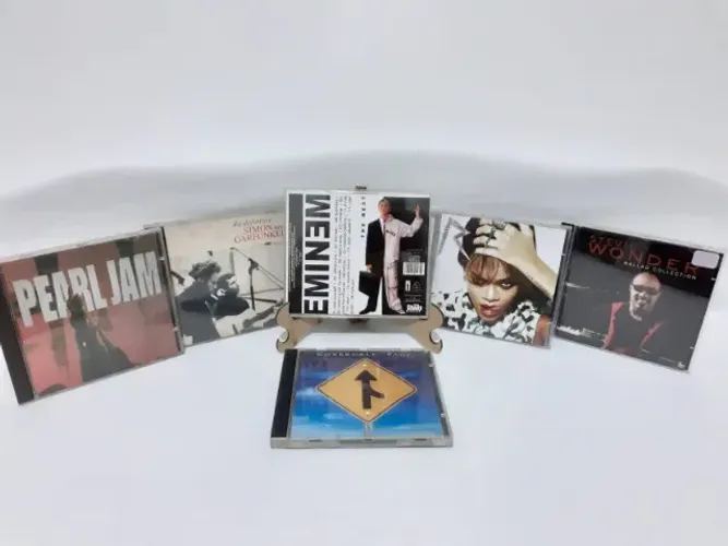 CD´s Eminem, Coverdade °Page, Rihanna, Steve Wonder, Pearl Jam, Simon & Garfunkel.