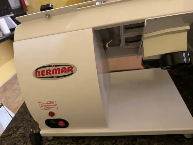 Fatiador De Frios Bm07 Epóxi Com Lâmina De 202mm Bermar Biv Cor Branco