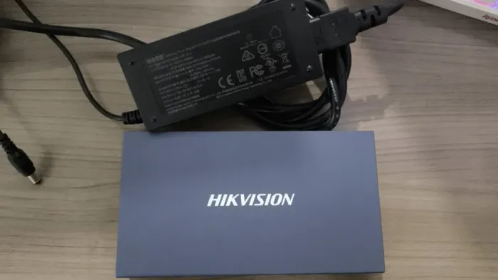 ? Switch PoE Hikvision DS-3E0109P-E/M(B) - 9 Portas | Excelente Estado