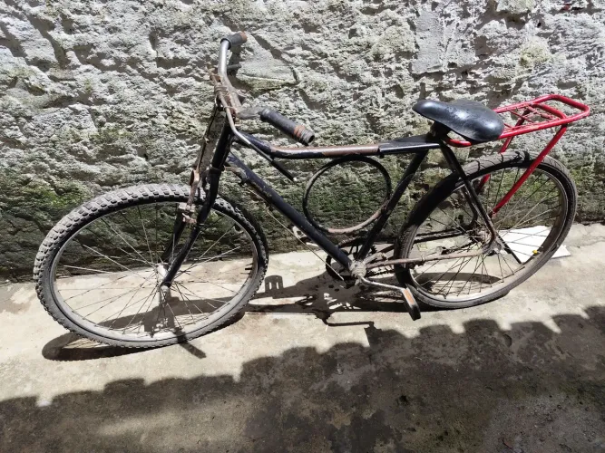 Bicicleta estilo Monark preta usada . Bicicleta infantil Caloi Cross usada  $ 300 e 180 pr