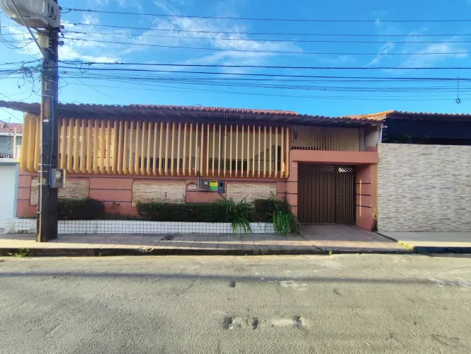 Vendo casa em uma área de 288,75 m² no Cohaserma com 05 quartos sendo 02 suítes e energia