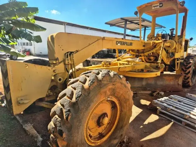 Motoniveladora Caterpillar, modelo 140B, ano 1984