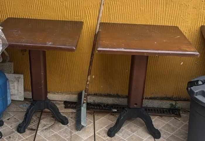 Mesa madeira com base ferro e cadeiras madeiras 