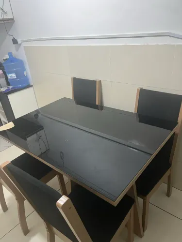 Mesa com tampo de vidro