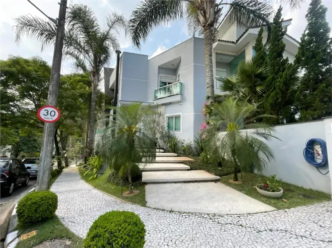 Casa à Venda Condomínio Fechado 390m²| 4 Suítes| 5 Vagas| Lazer Privativo