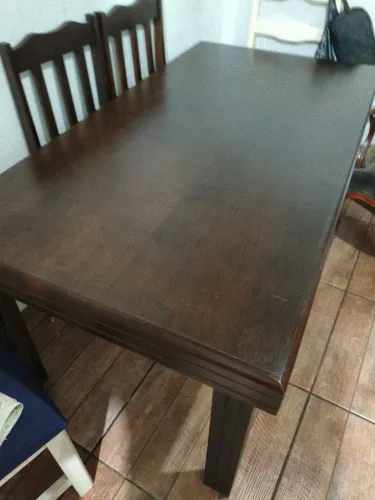 Mesa de madeira e 6 cadeiras do conjunto