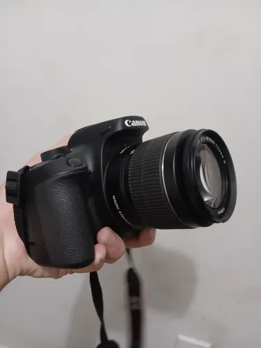 Canon T100 completa + cartão SD 32GB + case simples