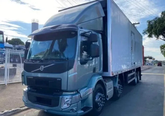 Volvo vm 330 8x2 2017 baú aluminio 11 mts