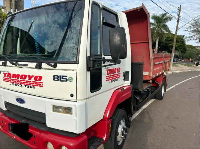 Caminhão Cargo 815 E basculante