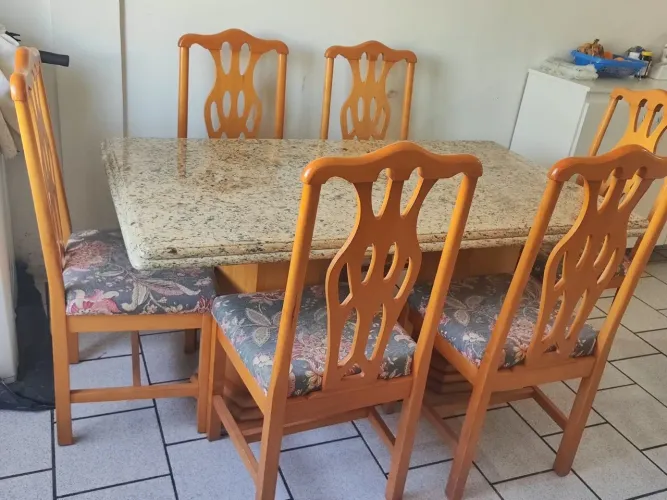 Mesa com tampo em mármore com 6 cadeiras