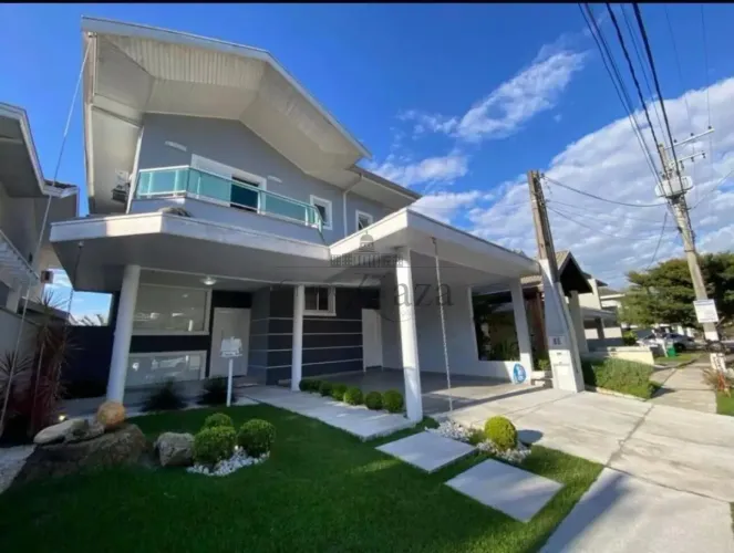 Casa em Condomínio - Condomínio Floradas da Serra - Urbanova - 3 Dormitórios - 250m².