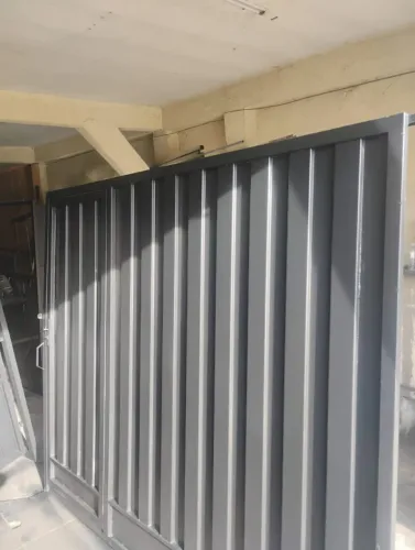 PORTÃO DE CORRER SEMI NOVO BEM REFORÇADO  MEDIDAS 2.50X2.15 VAI COMPLETO COM TRILHOS E BA