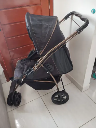 Carrinho de bebê com bebê conforto