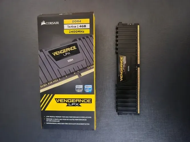 4 GB DDR4 Corsair - 2400mhz DDR4 CI16