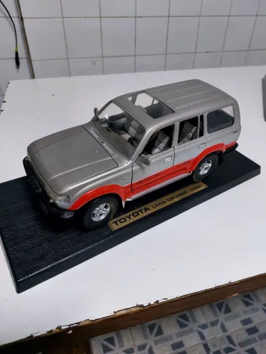 Antiga miniatura de Toyota Land Cruiser 1992
