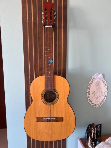 Violão bem conservado