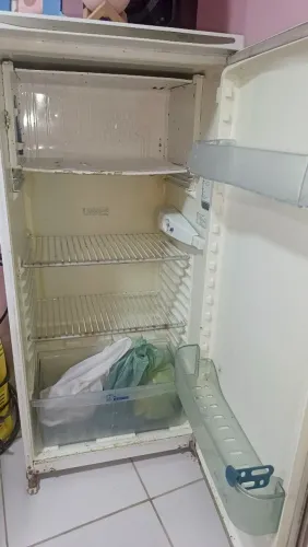 Geladeira funcionando 250$