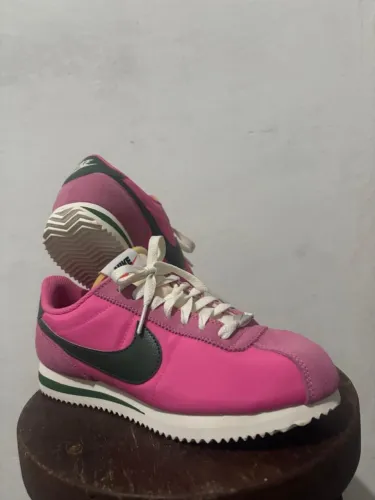 Nike Cortez na vibrante colorway "Pinksicle Fir"