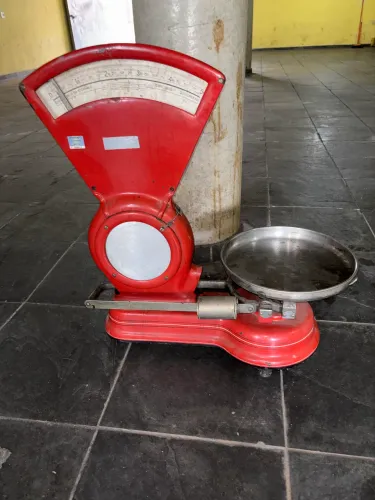 Balança de Armazém Vintage Vermelha