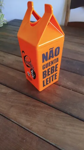 porta-cerveja térmico da marca Cacildis, com um design divertido de caixinha de leite