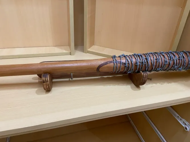 Taco Lucille con suporte de parede réplica artesanal de The Walking Dead