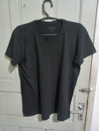 Camisa Básica Preta Unissex Usada