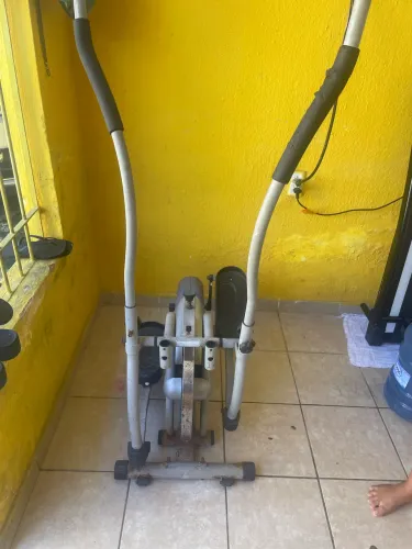 Este é um aparelho elíptico da marca Orbitrek, modelo Elite da Polishop