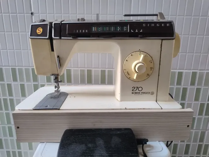 Máquina de Costura Singer 270 Bobina Mágica