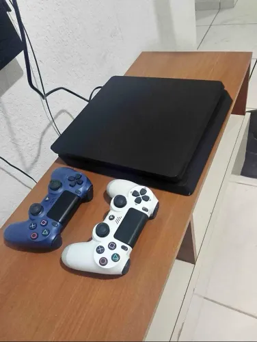 PS4 SLIM - FC 26 + 50 Jogos + 2 Controles