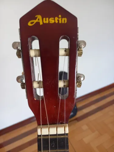 Vendo 2 violões e um cavaquinho todos com as capas.