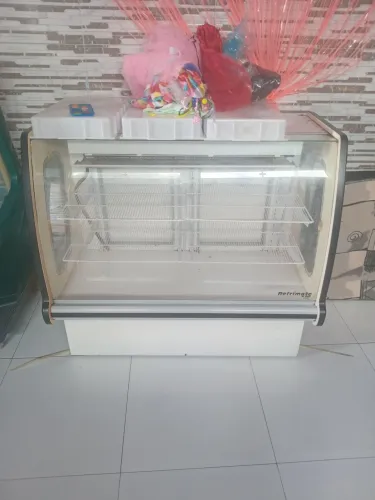 Balcão de frios tipo margarina iogurte Danone e diversos