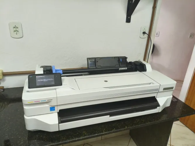 HP DesignJet T130 24" - cabeçote novo instalado, com falha no sistema de tinta