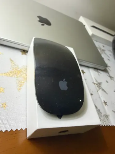 Magic Mouse 2 e Magic Keyboard com Touch ID.