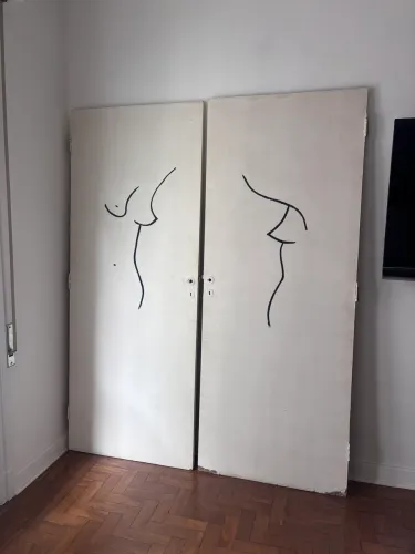 Arte sobre portas - corpo feminino