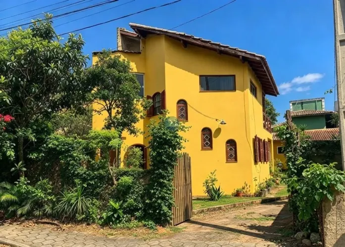Alugo casa com edícula, 04 quartos, quintal em terreno de 350m², 02 vagas de garagem, a 50