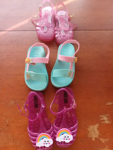 Sandálias Infantis feminina n° 21/22, 22 e 23/24 - R$ 25,00 cada par.
