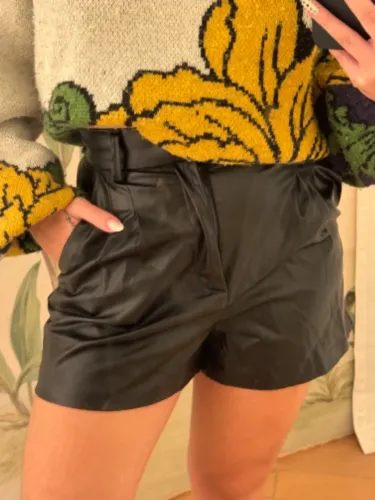 Short Zara couro sintético preto PP