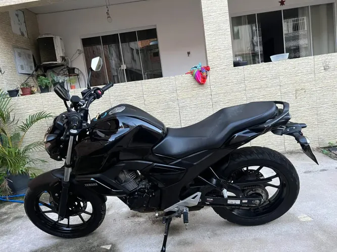 Moto preta Yamaha 