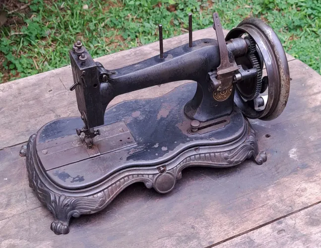 Antiguidades / Máquina de costura manual alemã muito antiga base de ferro pata de leão