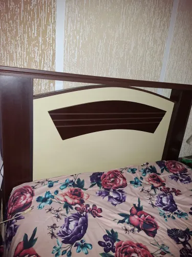 Cama com criado