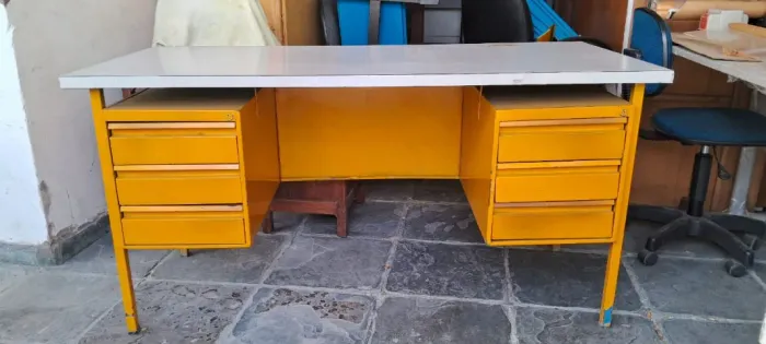 2 birôs de escritório amarelo, usado, de metal (aço) com 6 gavetas, em bom estado.