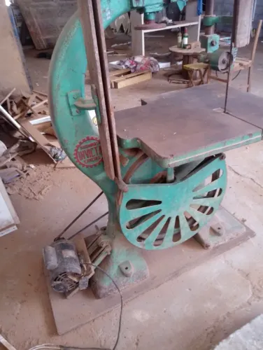 Serra de fita, Modelo Invicta, com volante 60cm, em perfeito funcionamento. Abrantes-BAHIA