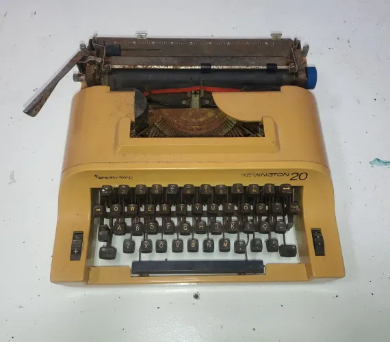 máquina de escrever antiga portátil Remington 20 da Sperry Rand, c