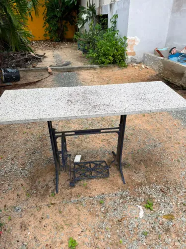 Aparador / Mesa (Base de Máquina de Costura Antiga em Ferro + Granito) - 1.20 x 0.42 m
