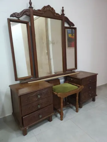Penteadeira Vintage Provençal com Espelho Tripartite e Banqueta