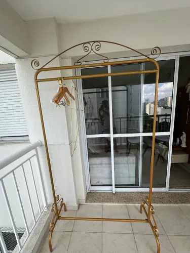 Arara de roupas dourada regulável 2m - estilo clássico/decoração