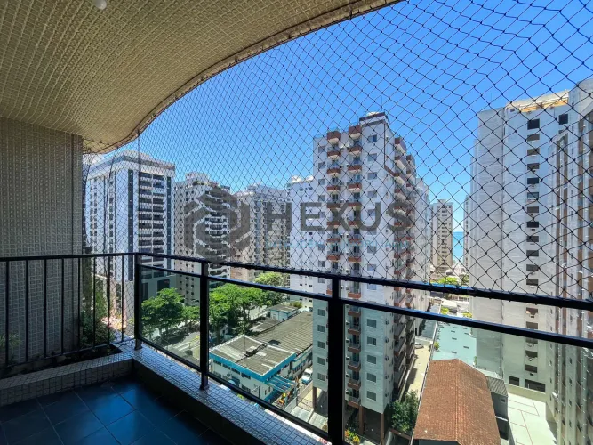 Apartamento com varanda na Praia das Pitangueiras, Guaruja