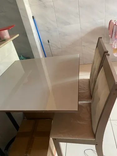 Mesa 4 lugares, com 2 cadeiras